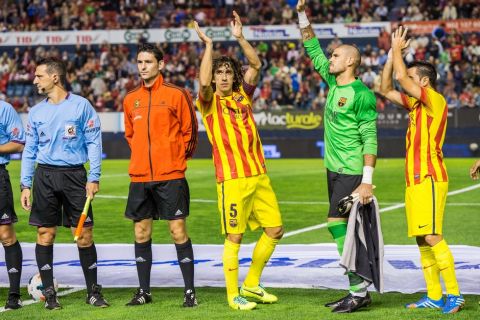 Partido de la Liga BBVA disputado entre Osasuna y Barcelona. En la imagen, Puyol y Víctor Valdés. 

League BBVA match played between Osasuna and Barcelona. In this picture, Puyol and Víctor Valdés.