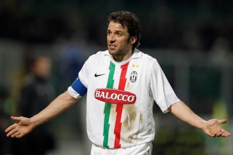 Juventus' Alessandro Del Piero reacts during the Italian Serie A soccer match against Palermo at the R. Barbera stadium in Palermo February 2, 2011.  REUTERS/Tony Gentile  (ITALY - Tags: SPORT SOCCER)