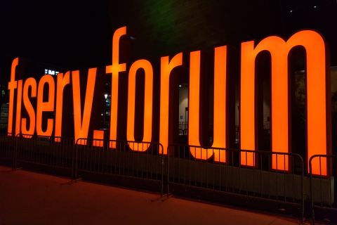 Το λογότυπο του "Fiserv Forum" έξω από το γήπεδο των Μπακς