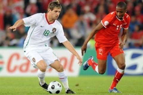 Portuguese midfielder Miguel Veloso (L) vies with Swiss midfielder Fernandes Gelson during the Euro 2008 Championships Group A football match Switzerland vs. Portugal on June 15, 2008 at Jakob-Park stadium in Basel.    AFP PHOTO / PATRICK HERTZOG   -- MOBILE SERVICES OUT --     (Photo credit should read PATRICK HERTZOG/AFP/Getty Images)