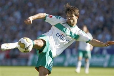 Bremen's Diego scores for Bremen's 3rd goal during the German first division Bundesliga soccer match between Werder Bremen and TSG 1899 Hoffenheim, northern Germany, Saturday, Sept. 27, 2008.(AP Photo/Joerg Sarbach) **NO MOBILE USE UNTIL 2 HOURS AFTER THE MATCH, WEBSITE USERS ARE OBLIGED TO COMPLY WITH DFL-RESTRICTIONS, SEE INSTRUCTIONS FOR DETAILS**