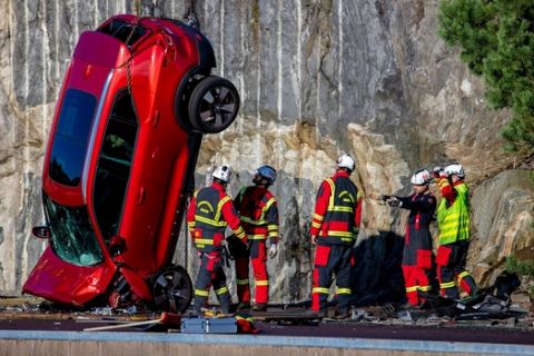 Πτώση αυτοκινήτων Volvo απ' τα 30 μέτρα για τεστ ασφαλείας