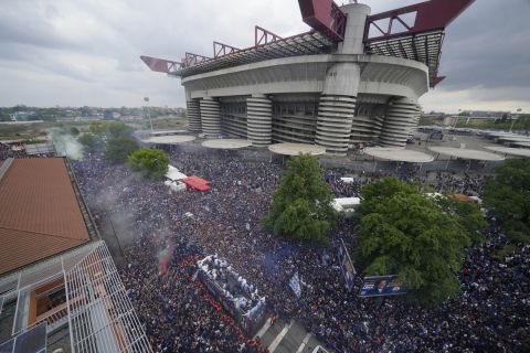 Οι φίλοι της Ίντερ πανηγυρίζουν την κατάκτηση της Serie A 2023-2024 στους δρόμους του Μιλάνου | Κυριακή 28 Απριλίου 2024