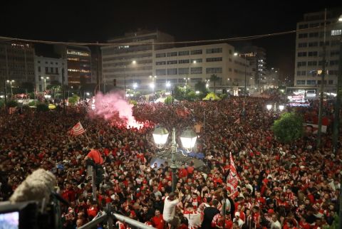 Ολυμπιακός: Έγινε η νύχτα μέρα στον Πειραιά, πάνω από 100.000 οπαδοί γκρέμισαν τα τείχη για τους θριαμβευτές του Conference League