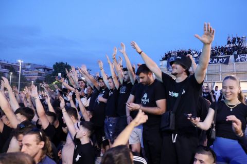 Πανζουρλισμός έξω από την Τούμπα: Έξαλλοι πανηγυρισμοί στο γκολ του Τάισον