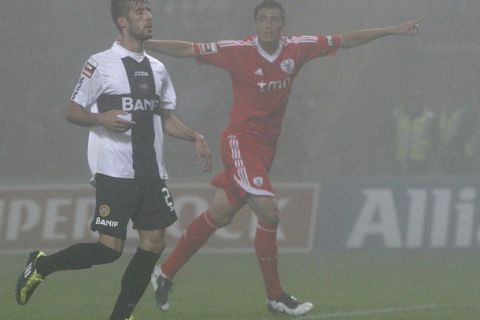 Benfica's Oscar Cardozo (R) celebrates his goal next to Nacional Madeira's Claudemir Silva during their Portuguese Premier League soccer match in Funchal city on Madeira island August 29, 2011.  REUTERS/Duarte Sa (PORTUGAL - Tags: SPORT SOCCER)