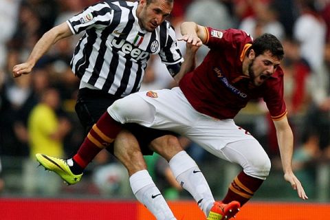 ROME, ITALY - MAY 11:  Giorgio Chiellini(L) of Juventus competes for the ball with Mattia Destro of AS Roma during the Serie A match between AS Roma and Juventus at Stadio Olimpico on May 11, 2014 in Rome, Italy.  (Photo by Paolo Bruno/Getty Images)