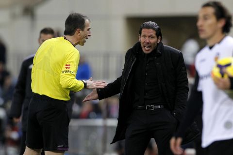 Partido de la Liga BBVA disputado entre el Atlético y el Valencia. En la imagen, Fernández Borbalán habla con Simeone. 

League BBVA match played between Atlético and Valencia. In this picture, Fernández Borbalán speaks to Simeone.