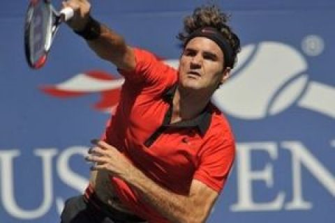 Top-seeded Roger Federer of Switzerland, serves to Lleyton Hewitt of Australia, during the third round of the U.S. Open tennis tournament in New York, Saturday, Sept. 5, 2009. (AP Photo/Paul J. Bereswill)