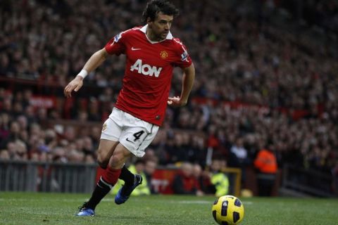 Manchester United's Owen Hargreaves runs with the ball during their English Premier League soccer match against Wolverhampton Wanderers at Old Trafford in Manchester, northern England, November 6, 2010. REUTERS/Phil Noble (BRITAIN - Tags: SPORT SOCCER) NO ONLINE/INTERNET USAGE WITHOUT A LICENCE FROM THE FOOTBALL DATA CO LTD. FOR LICENCE ENQUIRIES PLEASE TELEPHONE ++44 (0) 207 864 9000