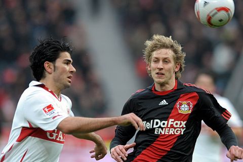 Fußball, 1.Bundesliga, 23. Spieltag, Bayer Leverkusen - VfB Stuttgart am Sonntag (20.02,2012) in der BayArena in Leverkusen: Der Leverkusener Stefan Kießling (r) und der Stuttgarter Serdar Tasci versuchen den Ball zu spielen. Foto: Federico Gambarini dpa/lnw (Achtung: Sperrfrist! Die DFL erlaubt die Weiterverwertung der Bilder im IPTV, Mobilfunk und durch sonstige neue Technologien erst zwei Stunden nach Spielende. Die Publikation und Weiterverwertung im Internet ist während des Spiels auf insgesamt sechs Bilder pro Spiel begrenzt.)