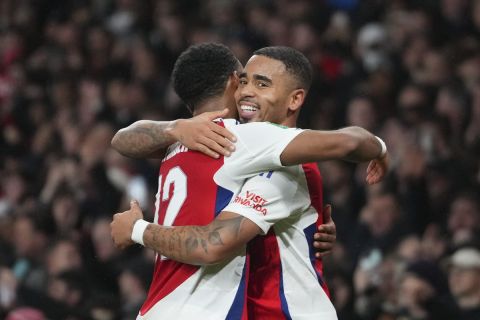 Arsenal's Gabriel Jesus, right, celebrates with a tamale after scoring his side's second goal during the English League Cup quarterfinal soccer match between Arsenal and Crystal Palace at Emirates stadium, in London, Wednesday, Dec. 18, 2024. (AP Photo/Kirsty Wigglesworth)