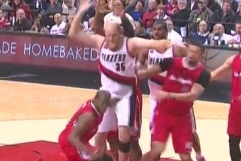 Ο Chris Paul έπιασε από τα... τον Chris Kaman