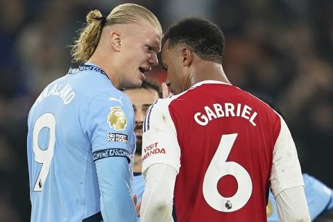 Manchester City's Erling Haaland has a disagreement with Arsenal's Gabriel during the English Premier League soccer match between Manchester City and Arsenal at the Etihad stadium in Manchester, England, Sunday, Sept. 22, 2024. (AP Photo/Dave Thompson)