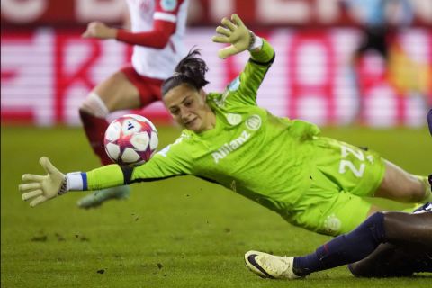 FILE - Bayern goalkeeper Maria-Luisa Grohs in action during the women's Champions League group C soccer match between FC Bayern Munich and Paris Saint-Germain in Munich, Germany, Jan. 30, 2024. (AP Photo/Matthias Schrader, File)