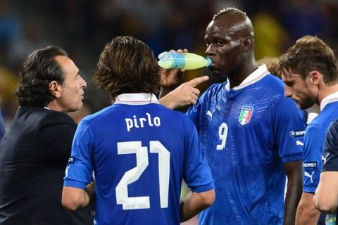 Italian headcoach Cesare Prandelli (L) chats with his players during the Euro 2012 football championships quarter-final match England vs Italy on June 24, 2012 at the Olympic Stadium in Kiev.              AFP PHOTO / GIUSEPPE CACACE        (Photo credit should read GIUSEPPE CACACE/AFP/GettyImages)