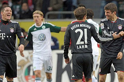 Fußball Bundesliga, 18. Spieltag, VfL Wolfsburg-FC Bayern München am Samstag (15.01.2011) in der Volkswagen-Arena in Wolfsburg. Der Münchner Spieler Thomas Müller (r) bejubelt seinen Treffer zum 0:1 gegen den FC Bayern München mit Philipp Lahm (M) und Bastian Schweinsteiger (l). Foto: Peter Steffen dpa/lni (Achtung Sperrfrist! Die DFL erlaubt die Weiterverwertung der Bilder im IPTV, Mobilfunk und durch sonstige neue Technologien erst zwei Stunden nach Spielende. Die Publikation und Weiterverwertung im Internet ist während des Spiels auf insgesamt sechs Bilder pro Spiel begrenzt.)