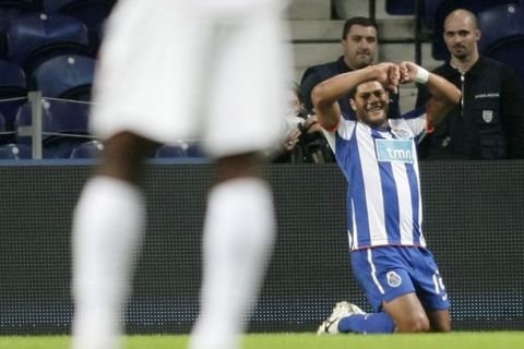 Porto's Hulk (R) celebrates his goal against Leiria during their Portuguese Premier League soccer match at Dragao stadium in Porto October 25, 2010. REUTERS/Miguel Vidal (PORTUGAL - Tags: SPORT SOCCER)