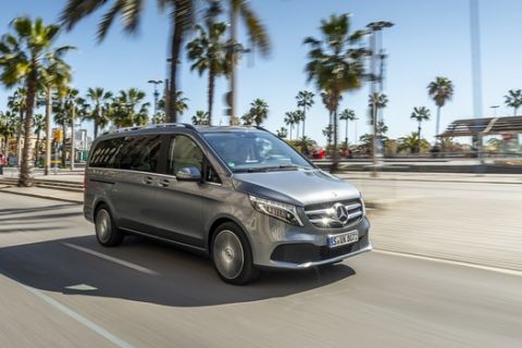 Die neue Mercedes-Benz V-Klasse  V 300 d (Kraftstoffverbrauch kombiniert 6,1-5,9 l/100 km, CO2-Emissionen kombiniert 161-155 g/km), Exterieur, Ausstattungslinie AVANTGARDE, Selenitgrau metallic // The new Mercedes-Benz V-Class  V 300 d (combined fuel consumption: 6.1-5.9 l/100 km; combined CO2 emissions: 161-155 g/km), Exterior, Design and equipment line AVANTGARDE, Selenite grey metallic


Die neue Mercedes-Benz V-Klasse  Interieur, Ausstattungslinie AVANTGARDE, Leder Lugano seidenbeige, Zierelement in Doppelstreifen-Optik, Panorama-Schiebedach, Luxussitze // The new Mercedes-Benz V-Class  Interior, Design and equipment line AVANTGARDE, Leather Nappa silk beige, trim element in twin-strip look, anorama sliding roof, luxury seats