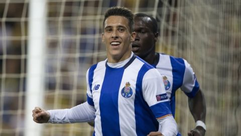 Portos Cristian Tello celebrates his goal against Maccabi Tel Avivs during group G Champions League soccer match in Haifa, Israel, Wednesday, Nov. 4, 2015 . (AP Photo/Ariel Schalit)