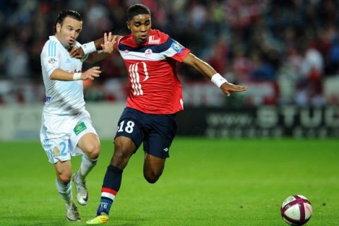 Marseille's French midfielder Matthieu Valbuena (L) vies with Lille's French defender Franck Beria during the French L1 football match Lille vs Marseille on August 28, 2011 at Lille metropole stadium in Villeneuve d'Ascq. AFP PHOTO PHILIPPE HUGUEN (Photo credit should read PHILIPPE HUGUEN/AFP/Getty Images)