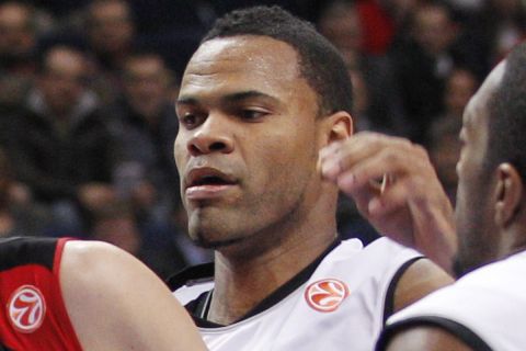 Milko Bjelica,center, of Lithuania's BC Lietuvos rytas vies for the ball with Christophe Leonard,left, and Claude Marquis of  France's BC Cholet Basket  during a Euroleague  match   in Vilnius , Lithuania, Thursday, Dec. 9, 2010. (AP Photo / Mindaugas Kulbis) 