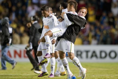 Neymar Santos (L) and Zé Eduardo (R) of Santos from Brazil celebrate their qualification to the next round to Copa Libetadores 2011 tournament, at the Corregidora Stadium in Queretaro,Mexico, on May 3, 2011. AFP PHOTO/Alfredo Estrella (Photo credit should read ALFREDO ESTRELLA/AFP/Getty Images)