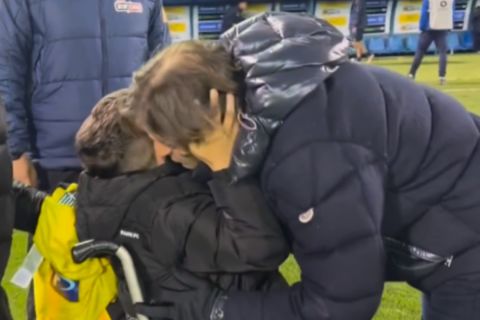 ΑΕΚ: Το φιλί του Ματίας Αλμέιδα στον μικρό Γιάννη μετά το ματς με τη Λαμία