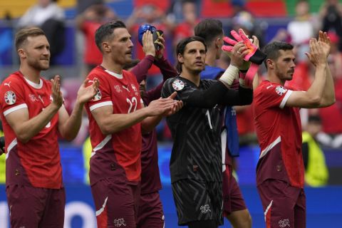 Switzerland's goalkeeper Yann Sommer, second right, and team mates applaud to supporters after a Group A match between Hungary and Switzerland at the Euro 2024 soccer tournament in Cologne, Germany, Saturday, June 15, 2024. (AP Photo/Darko Vojinovic)