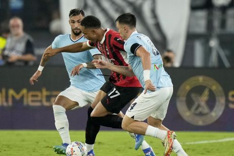 AC Milan's Noah Okafor tries to get past Lazio's Taty Castellanos, left, and Patric, right, during a Serie A soccer match between Lazio and AC Milan, at Rome's Stadio Olimpico, Saturday, Aug. 31, 2024. (AP Photo/Andrew Medichini)