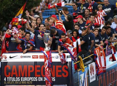 DEP97. MADRID, 01/09/2012.- Los jugadores del Atlético de Madrid ofrecen la Supercopa de Europa a sus aficionados hoy, 1 de septiembre de 2012, en la Plaza de Neptuno de la capital de España. EFE/JuanJo Martín