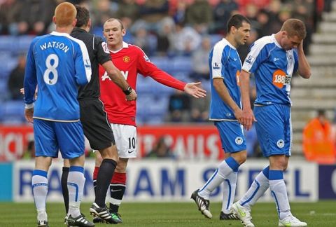 Pix Magi Haroun 26.02.2011
FOOTBALL PREMIERSHIP
WIGAN ATHLETIC V MAN UTD
 Please note that all pictures are for editorial use only according to RL and Dataco license. Images are not allowed to be published on end user internet sites unless a licence has been obtained from Dataco Ltd, +44[0]2078649121Any problems please ring Magi Haroun on 07973639325.
Pix Shows: ROONEY EXPLAINS TO REF CLATTENBURG...NOT MY FAULT AS JAMES McCARTHY HOLDS INJURED HEAD [RT]