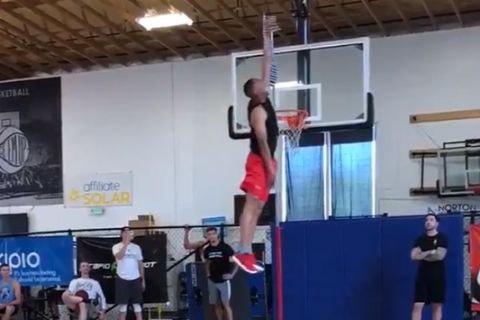 Μυθικό άλμα από επαγγελματία dunker!