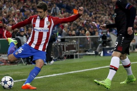 Atletico's Sime Vrsaljko, left, and Leverkusen's Julian Brandt, right, challenge for the ball during the Champions League round of 16 second leg soccer match between Atletico Madrid and Bayer 04 Leverkusen in Madrid, Spain, Wednesday, March 15, 2017. (AP Photo/Francisco Seco)