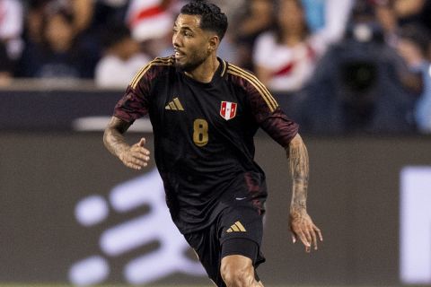 Peru's Sergio Pena in action during an international friendly soccer match against El Salvador, Friday, June 14, 2024, in Chester, Pa. Peru won 1-0.(AP Photo/Chris Szagola)