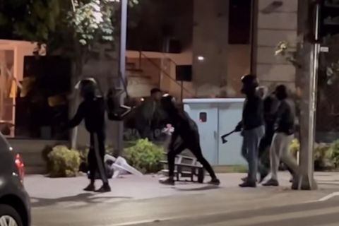 Σοκαριστικό VIDEO από την οπαδική επίθεση σε μπαρ της Θεσσαλονίκης με τσεκούρι και taser