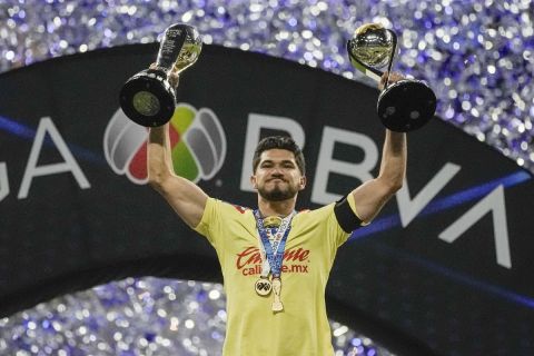 America's team captain Henry Martin lifts the trophies after winning the Mexican soccer league final against Cruz Azul at Azteca stadium in Mexico City, Sunday, May 26, 2024. American won 1-0. (AP Photo/Eduardo Verdugo)