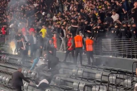 Συγκρούσεις μεταξύ οπαδών και αστυνομίας, καπνογόνο στο παρκέ και αναβολή στο Φενέρμπαχτσε - Μπεσίκτας για το FIBA Super Cup γυναικών 