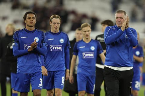 Silkeborg's head coach Kent Nielsen, right, and his player greet spectators after the Europa Conference League Group B soccer match between West Ham United and Silkeborg at the London stadium in London, England, Thursday, Oct. 27, 2022. (AP Photo/Ian Walton)