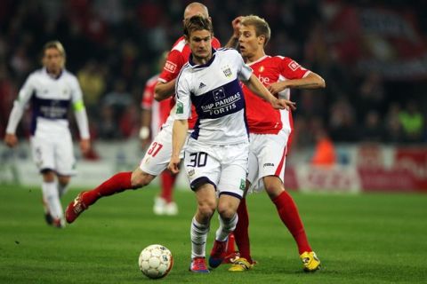 LIEGE, BELGIUM - APRIL 06: Guillaume Gillet of Anderlecht breaks through the Tsandard defence during the Jupiler League match between Royal Standard de Liege and RSC Anderlecht at Stade Maurice Dufrasne on April 6, 2012 in Liege, Belgium.  (Photo by Dean Mouhtaropoulos/Getty Images)