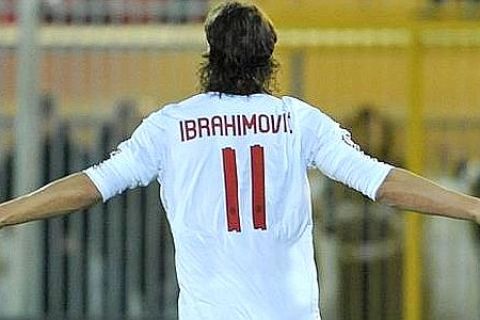 Esultanza di Zlatan Ibrahimovic e compagni dopo il gol durante la partita di serie A Lecce Milan questa sera 16 gennaio 2011 allo Via del Mare di Lecce.    ANSA / MAURIZIO BRAMBATTI