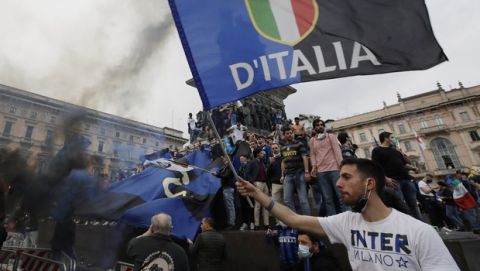 Οι οπαδοί της Ίντερ πανηγυρίζουν στην Piazza Duomo το 19ο πρωτάθλημα της Ίντερ