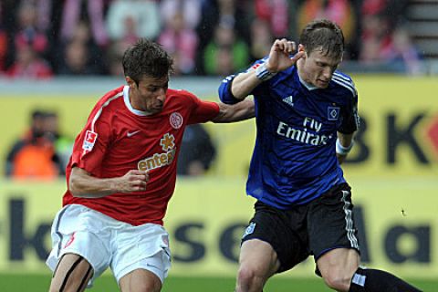 Marcell JANSEN (r./ Hamburger SV) im Duell mit Marco CALIGIURI (1.FSV Mainz 05)
Fussball 1.Bundesliga: 1. FSV Mainz 05 - Hamburger SV, 16.10.2010 --

Football/Soccer Bundesliga 1 / 1. Division: 1. FSV Mainz - Hamburger SV, October 16, 2010.null