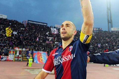 BOLOGNA, ITALY - DECEMBER 08:  Marco Di Vaio of Bologna FC celebrates scoring his team's second goal in injury time during the Serie A match between Bologna FC and AC Chievo Verona at Stadio Renato Dall'Ara on December 8, 2010 in Bologna, Italy.  (Photo by Roberto Serra/Getty Images)