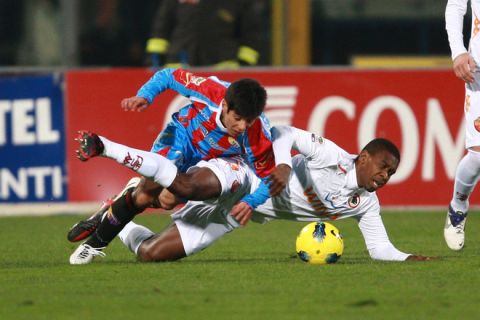 AS Roma's defender Juan of Brasil (R)  is challenged by Catania's midfielder Pablo Barrientos of Argentine during their Italian Serie A football match at Massimino Stadium on February 8, 2012 in Catania. AFP PHOTO / Marcello PATERNOSTRO (Photo credit should read MARCELLO PATERNOSTRO/AFP/Getty Images)