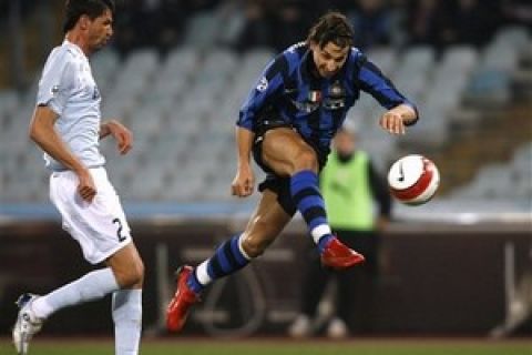 Inter Milan's Swedish forward Zlatan Ibrahimovic, right, vies for the ball with Lazio's Brazilian defender Emilson Sanchez Cribari, left, during their Italian Serie A soccer match at Rome's Olympic Stadium, Saturday, March 29, 2008. The match ended 1-1. (AP Photo/Alessandra Tarantino)