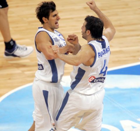 25 September 2005, during the game Greece/Germany for the final game of the European basketball Championships at Belgrade Arena. AFP PHOTO ARIS MESSINIS