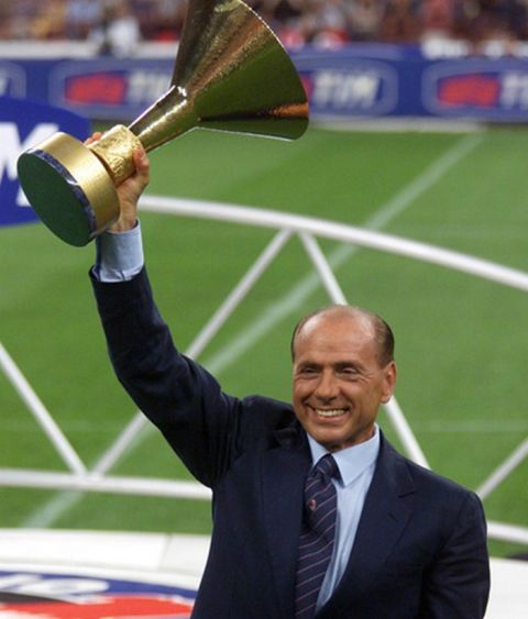 Il 21 agosto 1999 iIl presidente del Milan Silvio Berlusconi , prima della partita, con la coppa della Lega Calcio consegnata alla squadra Campione d'Italia '98-'99. DAL ZENNARO /ANSA/JI