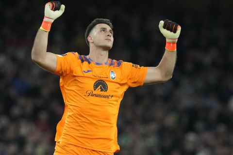 Atalanta's goalkeeper Juan Musso celebrates after his teammate Ademola Lookman scored his side's third goal during the Europa League final soccer match between Atalanta and Bayer Leverkusen at the Aviva Stadium in Dublin, Ireland, Thursday, May 23, 2024. (AP Photo/Frank Augstein)