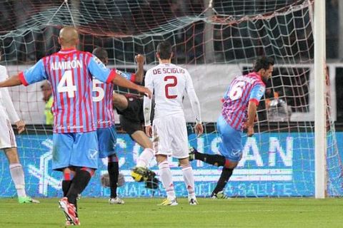 Foto Davide Anastasi/LaPresse
30-11-2012Catania (Italia)
Sport Calcio Catania-Milan
Serie A Tim 2012-2013
Nella foto: il gol di testa di legrottaglie 1-0

Photo Davide Anastasi/LaPresse
30-11-2012 Catania(Italy)
Sport Soccer
Catania-Milan
Serie A Tim 2012-2013
In the pic:  legrottaglie scoaring gol 1-0